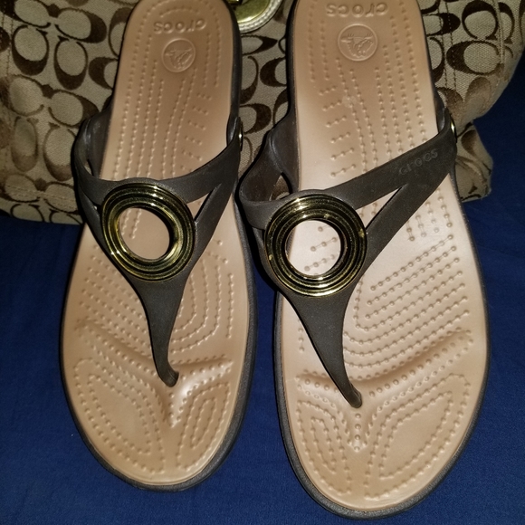 2 pair Crocs sandal/flip flop - Picture 8 of 11